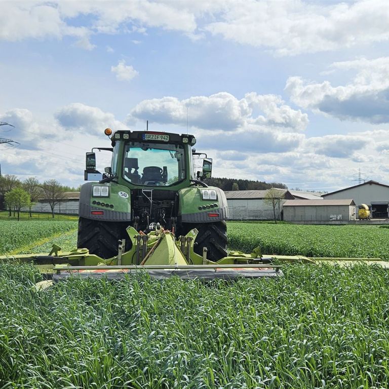 Traktor arbeiet auf Feld
