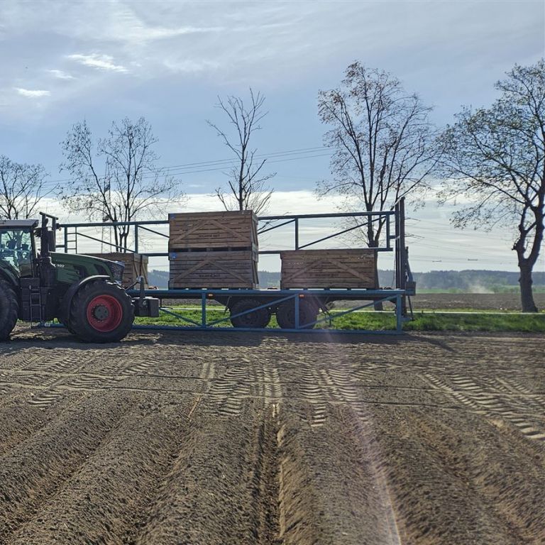 landwirtschaftliche Fahrzeuge beladen Lkw
