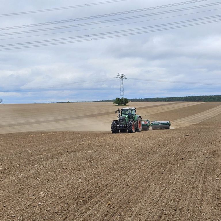 Traktor pflügt Feld